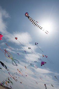 Mavi gökyüzü ve beyaz bulutlu uçurtmalar