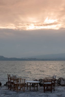 Yunan Denizi kıyısındaki bir restoranın küçük masaları