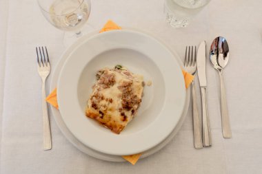 Bolonez lazanyası. Yakın çekim.