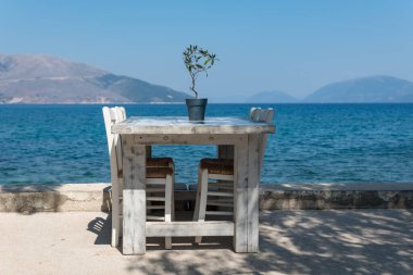 Yunanistan 'ın Kefalonia adasındaki restoran masası