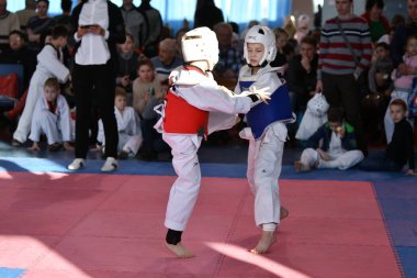 Orenburg, Rusya - 27 Ocak 2018: Çocuklar Olimpiyat Rezerv Okulu 'ndaki tekvandoda yarışıyorlar. 6