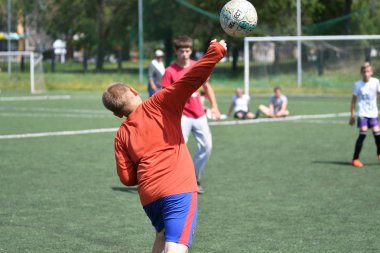 Orenburg, Rusya Federasyonu - 28 Haziran 2017 yıl: çocuklar futbol oynamak