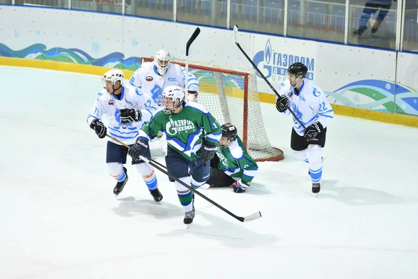 Orenburg, Rusia - 5 de abril de 2017 año: los hombres juegan al hockey —  Fotos de Stock