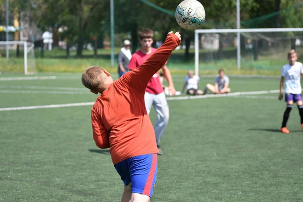 Orenburg, Federacja Rosyjska - 28 czerwca 2017 roku: chłopcy grać w piłkę nożną — Zdjęcie stockowe