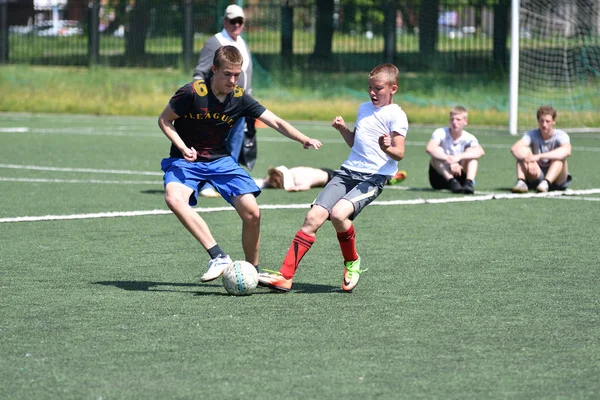 Orenburg, Rusia - 28 de junio de 2017 año: los niños juegan al fútbol —  Fotos de Stock