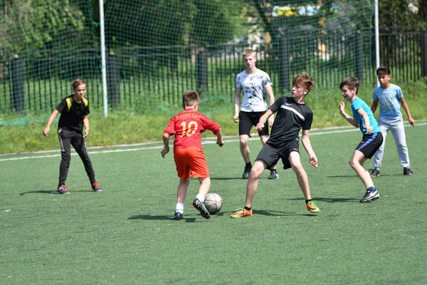 Orenburg, Rusia - 28 de junio de 2017 año: los niños juegan al fútbol — Foto de Stock