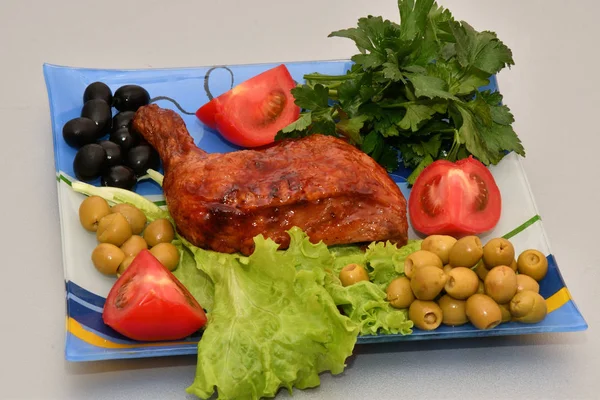 Stekt Kyckling Lår Med Färska Gröna För Lunch — Stockfoto