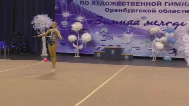 Orenburg Russland November 2017 Jahr Mädchen Führt Übungen Mit Gymnastikreifen — Stockvideo