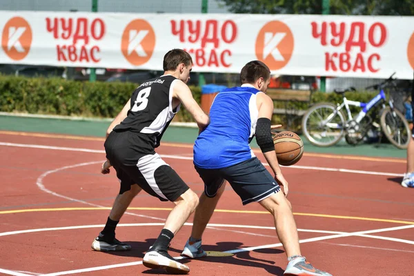 Orenburg Russia Luglio 2017 Anno Gli Uomini Giocano Basket Strada — Foto Stock