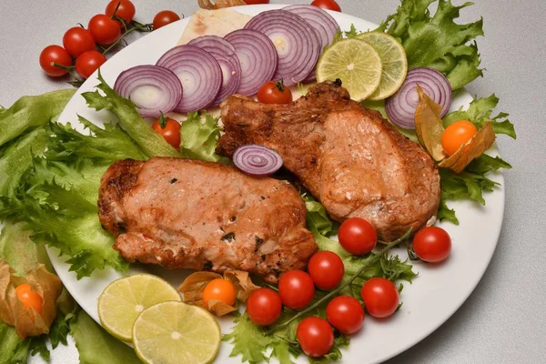 Spieße Aus Schweinefleisch Mit Frischem Gemüse — Stockfoto