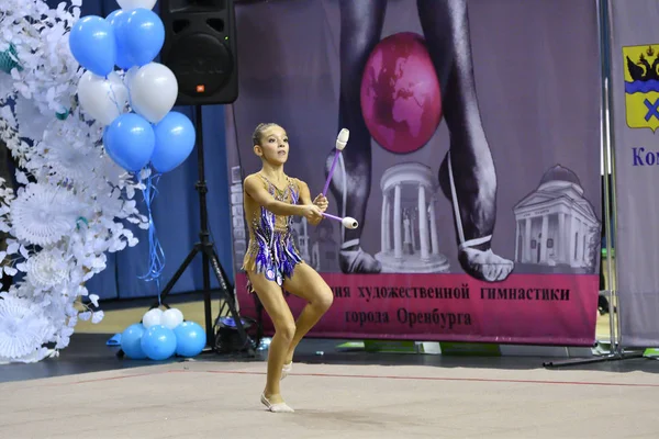 オレンブルク ロシア連邦 2017 女の子で競う新体操が新体操 冬のメロディー 2017 選手権オレンブルク地域でスポーツ クラブで演習を行う — ストック写真