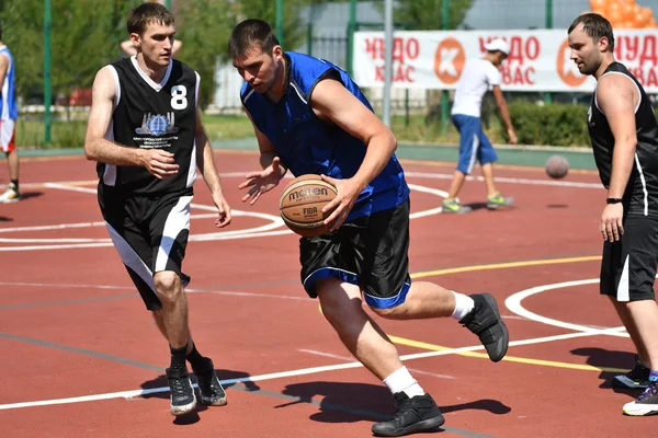 Orenburg Rusland Juli 2017 Jaar Mannen Spelen Basketbal Van Straat — Stockfoto