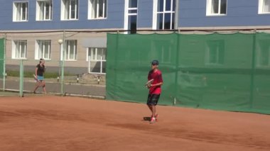 Orenburg, Rusya Federasyonu - 15 Ağustos 2017 yıl: Tenis Tenis Federasyonu Orenburg bölgesi Ödüller üzerinde oynayan çocuklar