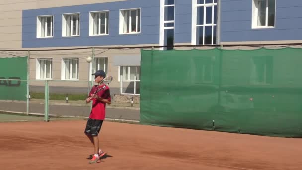 Orenburg Russie Août 2017 Année Garçons Jouant Tennis Sur Les — Video