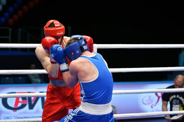Orenburg, Rusya - 7 Mayıs 2017: Çocuk boksörler arasında 1999-2000 yılları arasında Rusya Şampiyonası 'na katılan boksörler