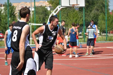 Orenburg, Rusya Federasyonu - 30 Temmuz 2017 yıl: millet, yaz sokak Basketbol Ligi ikinci turunda sokak basketbol oyun