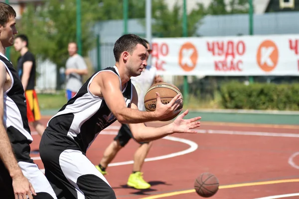 Orenburg Rusland Juli 2017 Jaar Mannen Spelen Basketbal Van Straat — Stockfoto