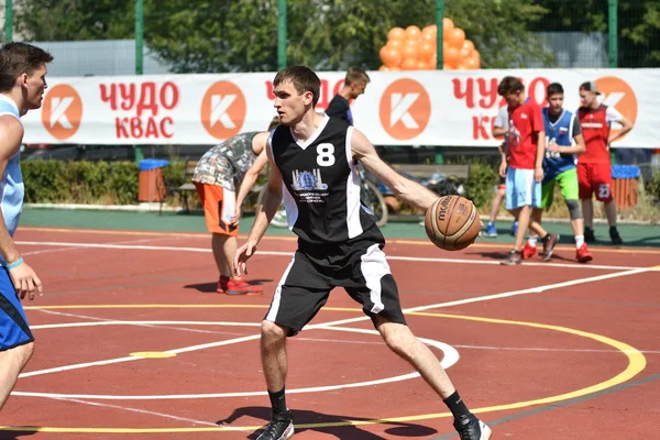 Orenburg Russia Luglio 2017 Anno Gli Uomini Giocano Basket Strada — Foto Stock
