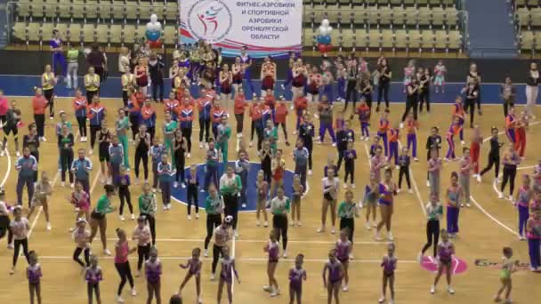 オレンブルク ロシア連邦 2017 スポーツ エアロビクス フィットネスとスポーツのエアロビクスのオレンブルク地域のコップのためにスポーツ エアロビクスで女の子の競争 — ストック動画