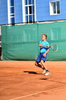 Orenburg, Rusya Federasyonu - 15 Ağustos 2017 yıl: Orenburg regio Tenis Federasyonu Ödüller üzerinde Tenis oynayan çocuklar