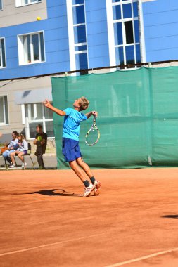 Orenburg, Rusya Federasyonu - 15 Ağustos 2017 yıl: Orenburg regio Tenis Federasyonu Ödüller üzerinde Tenis oynayan çocuklar