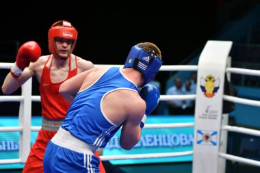 Orenburg, Rusya - 7 Mayıs 2017: Çocuk boksörler arasında 1999-2000 yılları arasında Rusya Şampiyonası 'na katılan boksörler