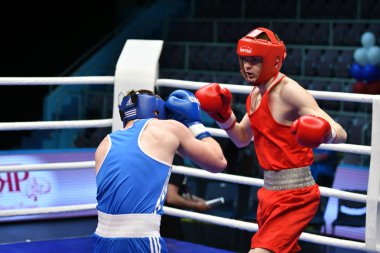 Orenburg, Rusya - 7 Mayıs 2017: Çocuk boksörler arasında 1999-2000 yılları arasında Rusya Şampiyonası 'na katılan boksörler