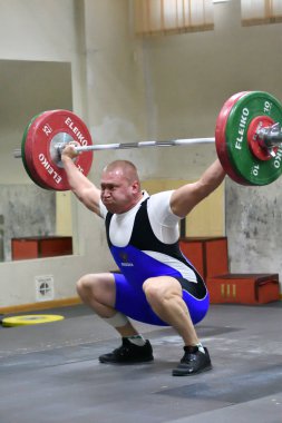 Orenburg, Rusya Federasyonu, 17 Aralık 2017 yıl: boys halter içinde Kupası için rekabet ve Halter Şampiyonası vardır