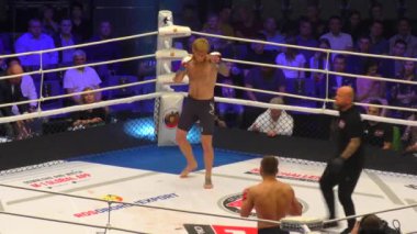 Orenburg, Rusya Federasyonu - 15 Haziran 2018 yıl: savaşçılar karışık dövüş sanatları (M-1 Challenge 94) turnuvasında 