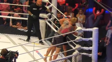 Orenburg, Rusya Federasyonu - 15 Haziran 2018 yıl: savaşçılar karışık dövüş sanatları (M-1 Challenge 94) turnuvasında 