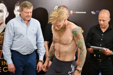 Orenburg, Rusya Federasyonu - 14 Haziran 2018 yıl: ağırlık-in resmi savaşçıları karışık dövüş sanatları (M-1 Challenge 94) turnuvasında 