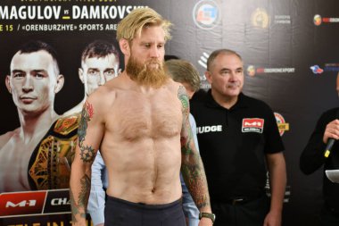 Orenburg, Rusya Federasyonu - 14 Haziran 2018 yıl: ağırlık-in resmi savaşçıları karışık dövüş sanatları (M-1 Challenge 94) turnuvasında 