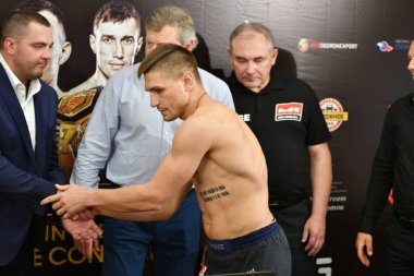 Orenburg, Rusya Federasyonu - 14 Haziran 2018 yıl: ağırlık-in resmi savaşçıları karışık dövüş sanatları (M-1 Challenge 94) turnuvasında 