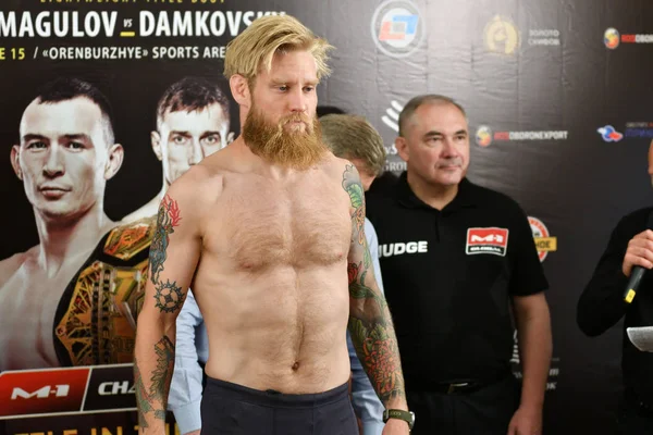 Orenburg, Rusya Federasyonu - 14 Haziran 2018 yıl: ağırlık-in resmi savaşçıları karışık dövüş sanatları (M-1 Challenge 94) turnuvasında 