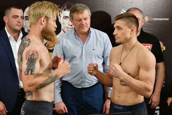 Orenburg, Rusya Federasyonu - 14 Haziran 2018 yıl: ağırlık-in resmi savaşçıları karışık dövüş sanatları (M-1 Challenge 94) turnuvasında 