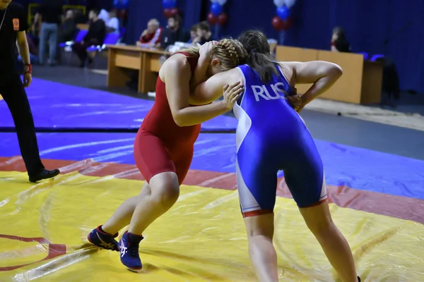 Orenburg, Rusya Federasyonu - 25 Ekim 2017 yıl: kız rekabet Serbest Güreş Turnuvası Vali Orenburg Oblastı ödüller için