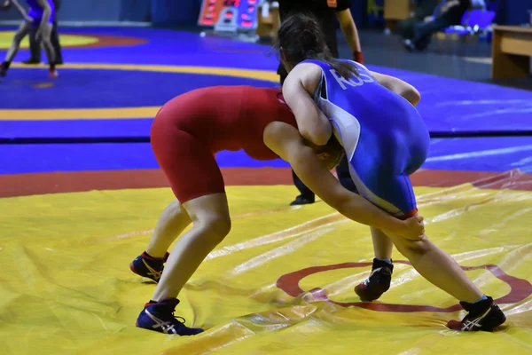 Orenburg, Rusya Federasyonu - 25 Ekim 2017 yıl: kız rekabet Serbest Güreş Turnuvası Vali Orenburg Oblastı ödüller için