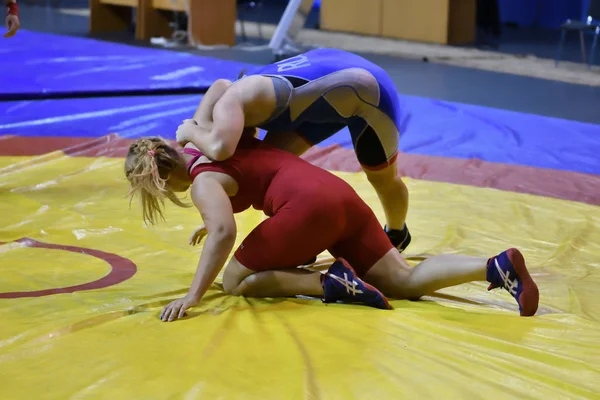 Orenburg, Rusya Federasyonu - 25 Ekim 2017 yıl: kız rekabet Serbest Güreş Turnuvası Vali Orenburg Oblastı ödüller için