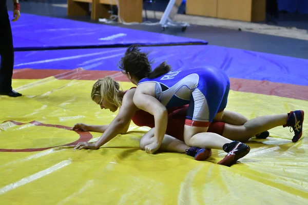 Orenburg, Rusya Federasyonu - 25 Ekim 2017 yıl: kız rekabet Serbest Güreş Turnuvası Vali Orenburg Oblastı ödüller için