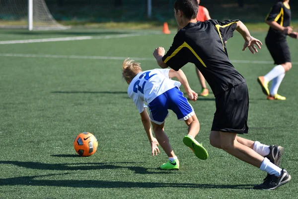 奥伦堡 俄罗斯 2017年8月18日年 男孩踢足球在城市比赛在小橄榄球 Yard 2017 — 图库照片