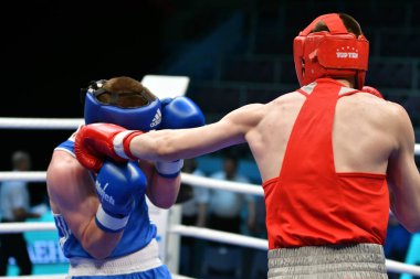 Orenburg, Rusya - 7 Mayıs 2017: Çocuk boksörler arasında 1999-2000 yılları arasında Rusya Şampiyonası 'na katılan boksörler