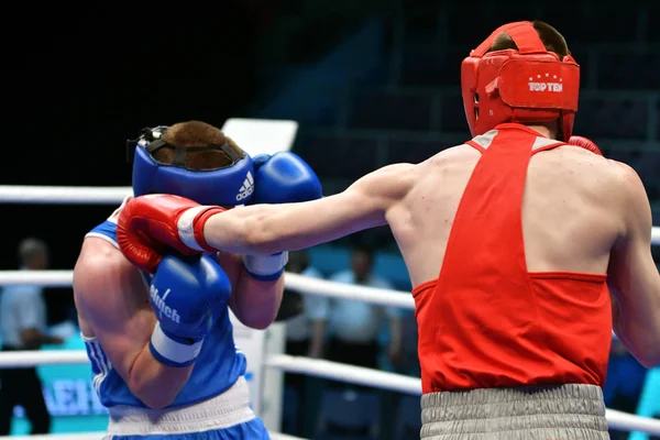 Orenburg, Rusya - 7 Mayıs 2017: Çocuk boksörler arasında 1999-2000 yılları arasında Rusya Şampiyonası 'na katılan boksörler