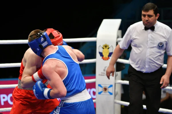 Orenburg, Rusya - 7 Mayıs 2017: Çocuk boksörler arasında 1999-2000 yılları arasında Rusya Şampiyonası 'na katılan boksörler