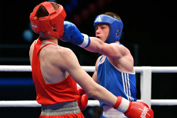 Orenburg, Rusya - 7 Mayıs 2017: Çocuk boksörler arasında 1999-2000 yılları arasında Rusya Şampiyonası 'na katılan boksörler