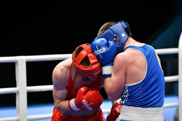 Orenburg, Rusya - 7 Mayıs 2017: Çocuk boksörler arasında 1999-2000 yılları arasında Rusya Şampiyonası 'na katılan boksörler
