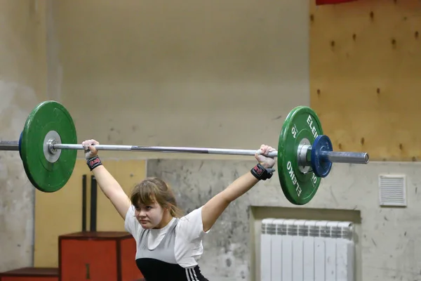 Orenburg ロシア 2017年12月16日 女の子は重量挙げとCuの選手権フィールドで重量挙げで競います — ストック写真