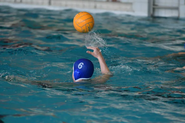 Orenburg, Rusya Federasyonu - ebilmek 4, 2017 yıl: çocuklar su topu şehir su topu turnuvasında oynamak