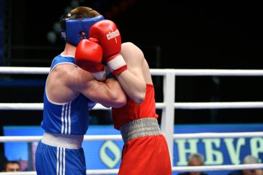 Orenburg, Rusya - 7 Mayıs 2017: Çocuk boksörler arasında 1999-2000 yılları arasında Rusya Şampiyonası 'na katılan boksörler