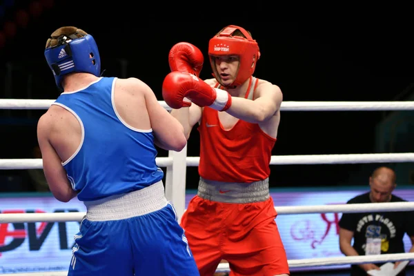 Orenburg, Rusya - 7 Mayıs 2017: Çocuk boksörler arasında 1999-2000 yılları arasında Rusya Şampiyonası 'na katılan boksörler