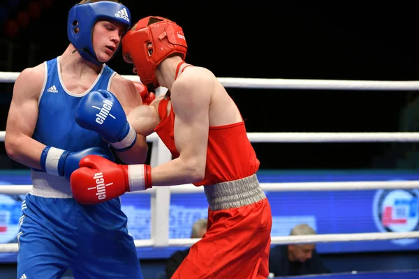 Orenburg, Rusya - 7 Mayıs 2017: Çocuk boksörler arasında 1999-2000 yılları arasında Rusya Şampiyonası 'na katılan boksörler